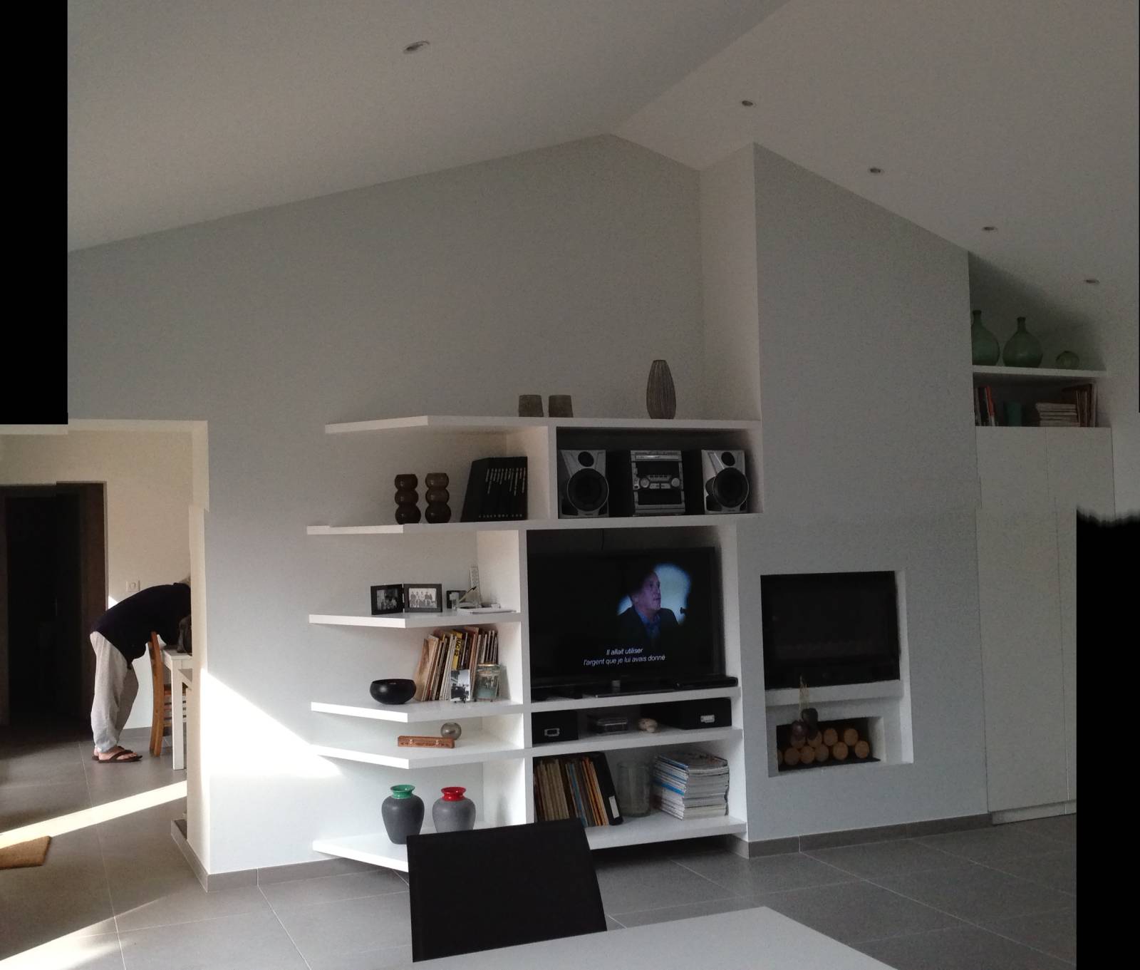 Aménagement de Loft, mur aménagé avec télévision, Architecte d'intérieur pour rénovation maison, appartement, échoppe à Bordeaux metropole et partout en Gironde