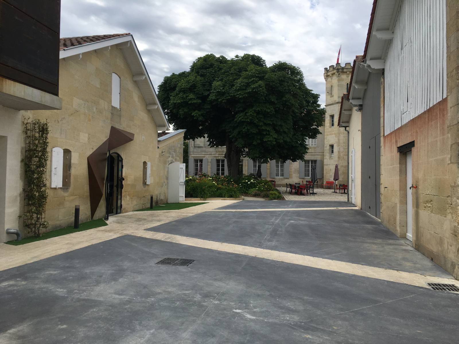 Aménagement de Loft, maison ancienne en pierre, cour pavée, Architecte d'intérieur pour rénovation maison, appartement, échoppe à Bordeaux metropole et partout en Gironde
