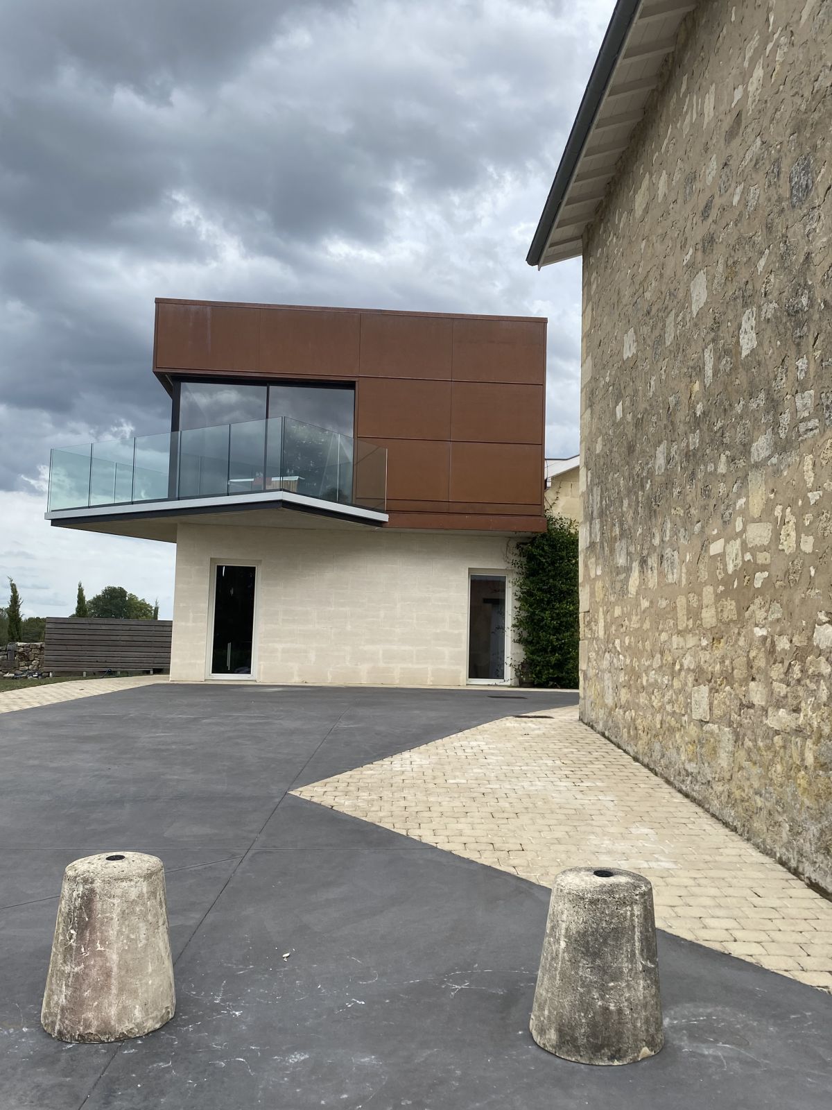 architecte d'intérieur aménagement chai salle de dégustation restaurant Saint Emilion proche de Bordeaux