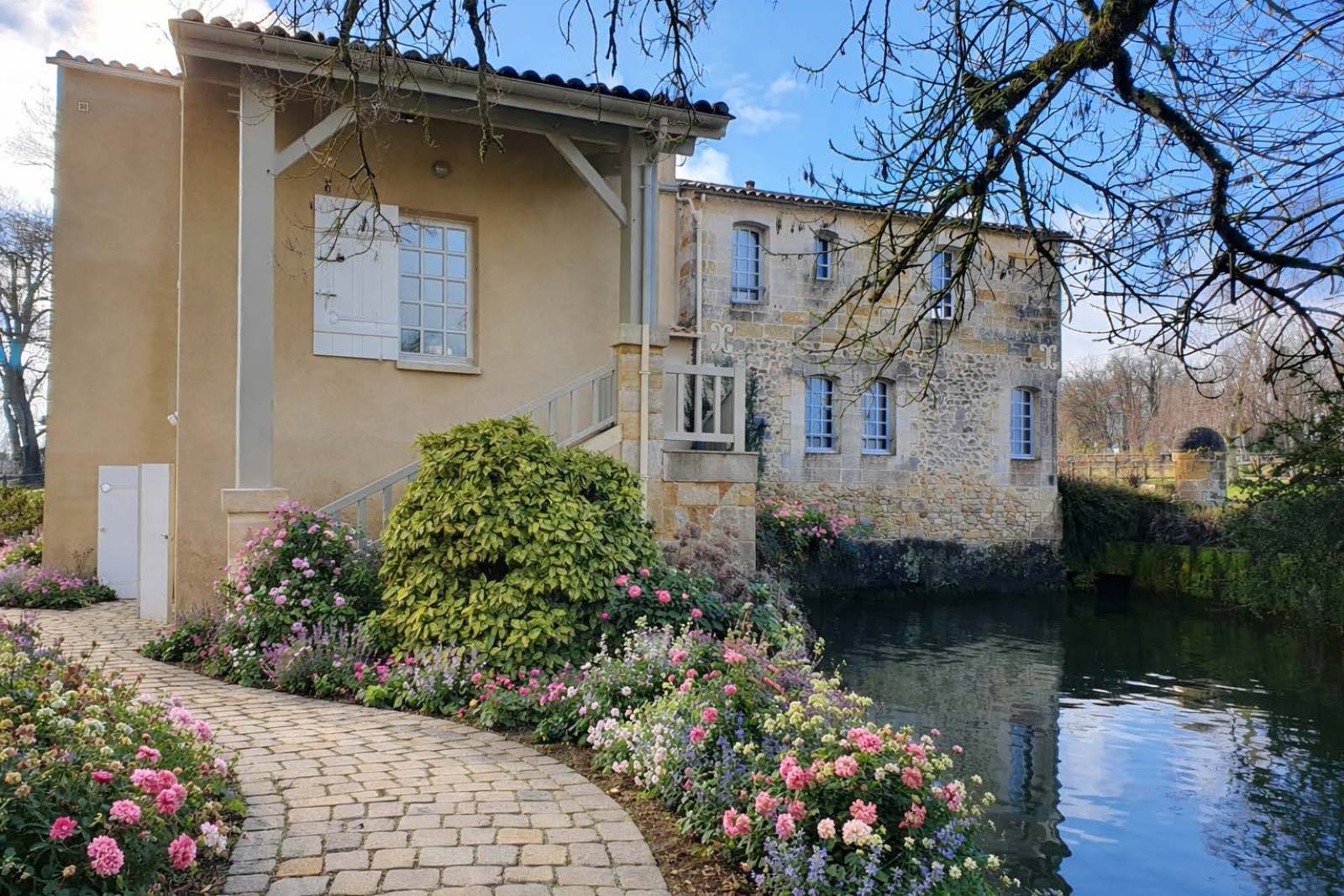 architecte d'intérieur pour rénover belle demeure en pierre avec piscine et pool house  à saint Emilion proche de libourne
