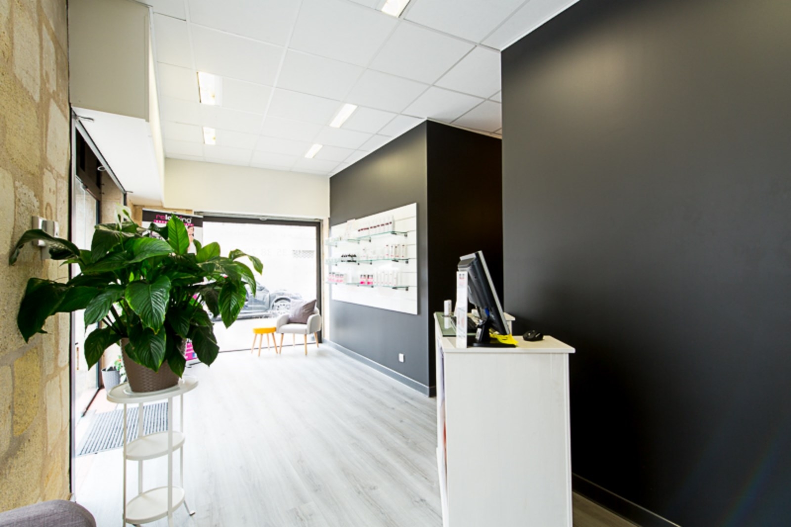 aménagement d'entrée dans un centre de beauté à Bordeaux