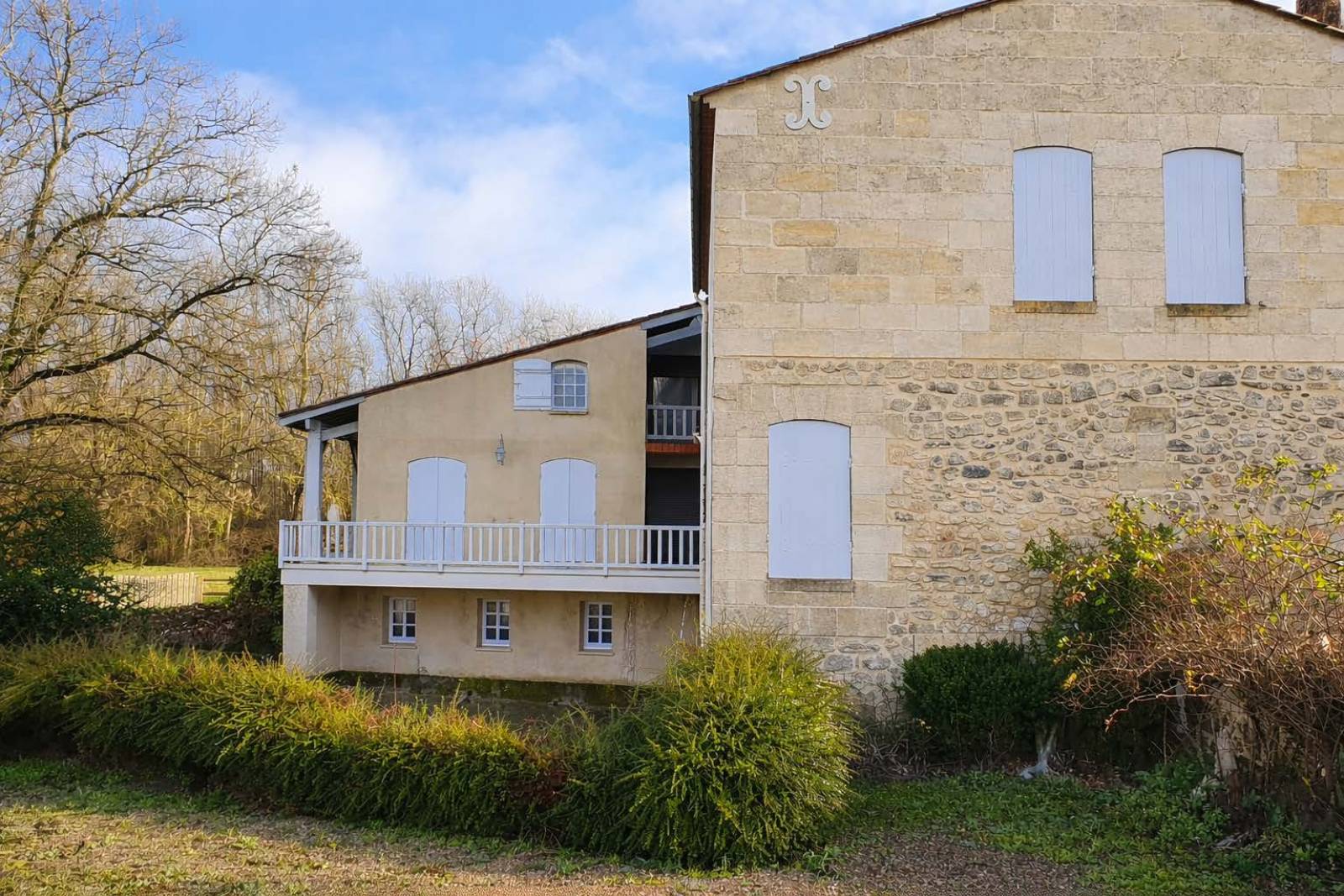 architecte d'intérieur pour rénover belle demeure en pierre avec piscine et pool house  à saint Emilion proche de libourne
