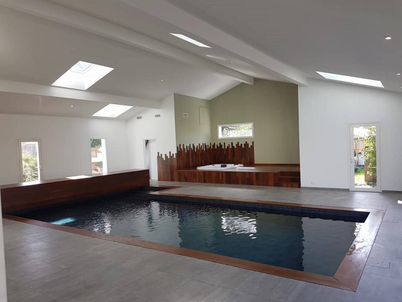 Etude et réaménagement d'un ancien hangar en un espace détente avec jacuzzi et piscine intérieure couverte à Mérignac