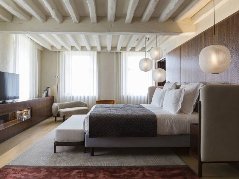 Modernisez votre hôtel de charme place de Quinconces de Bordeaux  avec une rénovation sur mesure pour sublimer chaque détail.