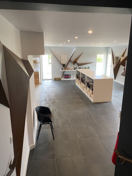 architecte d'intérieur aménagement et décoration salle de dégustation chai à saint emilion proche de bordeaux