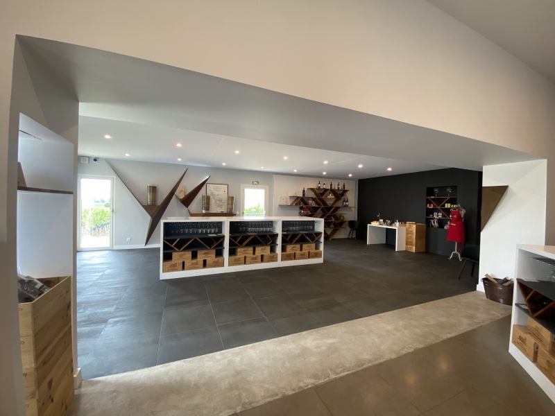 architecte aménagement décoration rénovation salle de dégustation restaurant d'un chai à saint emilion proche de Libourne et de Bordeaux