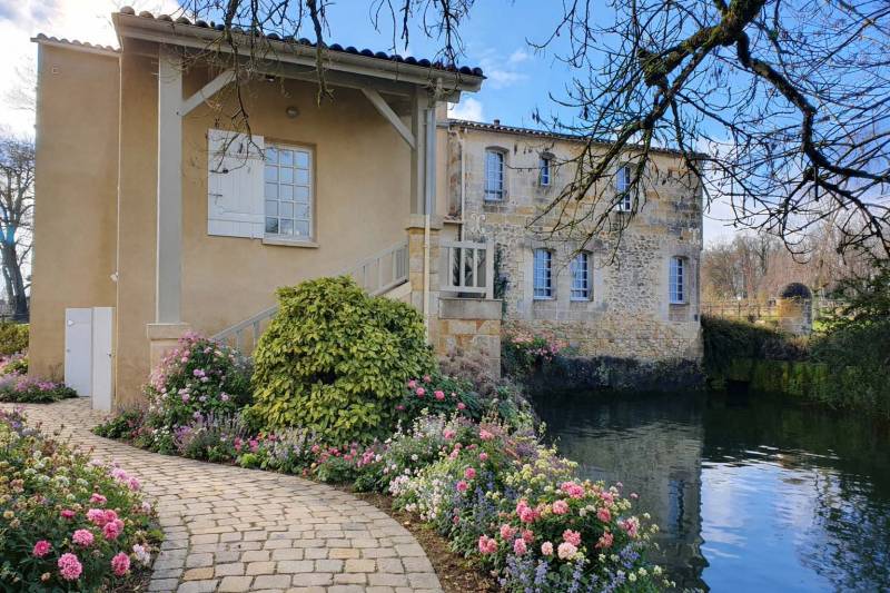 architecte d'intérieur pour rénover belle demeure en pierre avec piscine et pool house  à saint Emilion proche de libourne